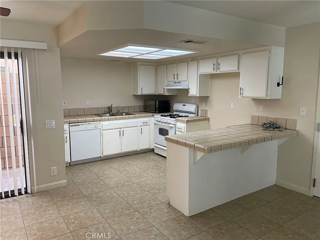 2 bed, 1.5 bath, 1000 sqft, $1,950 — Photo 2