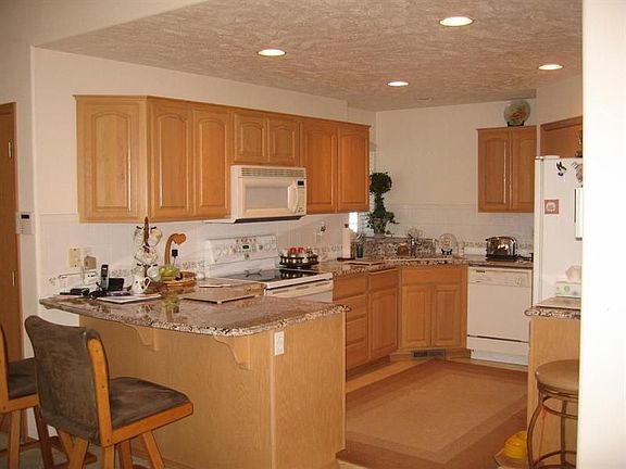 3rd image of 521 S Shelley Ln