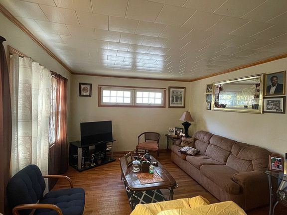 2nd image of 906 W Fairview Ave