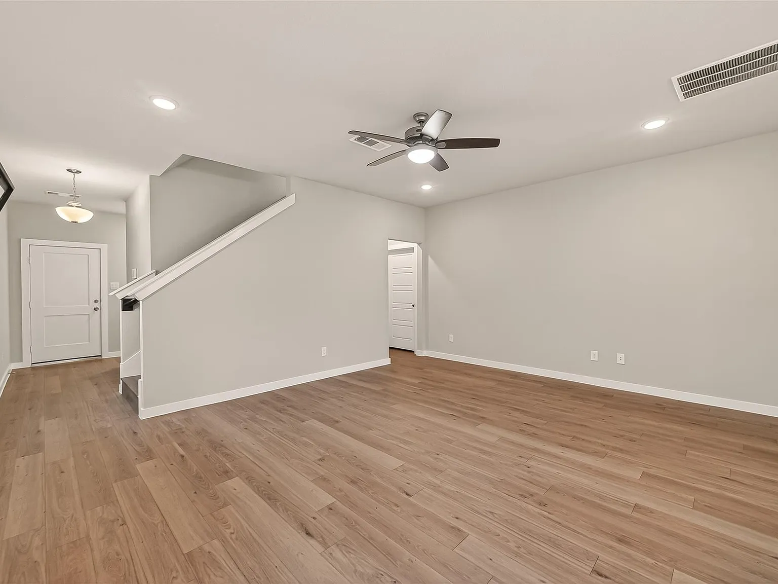 4 bed, 2.5 bath, 2245 sqft, $3,200 — Photo 3
