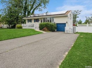15 Brian Dr, East Islip, NY 11730