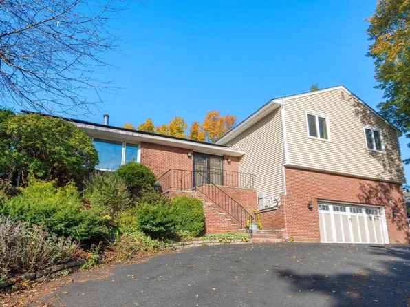 5 Pebble Pl, Stoneham, MA 02180