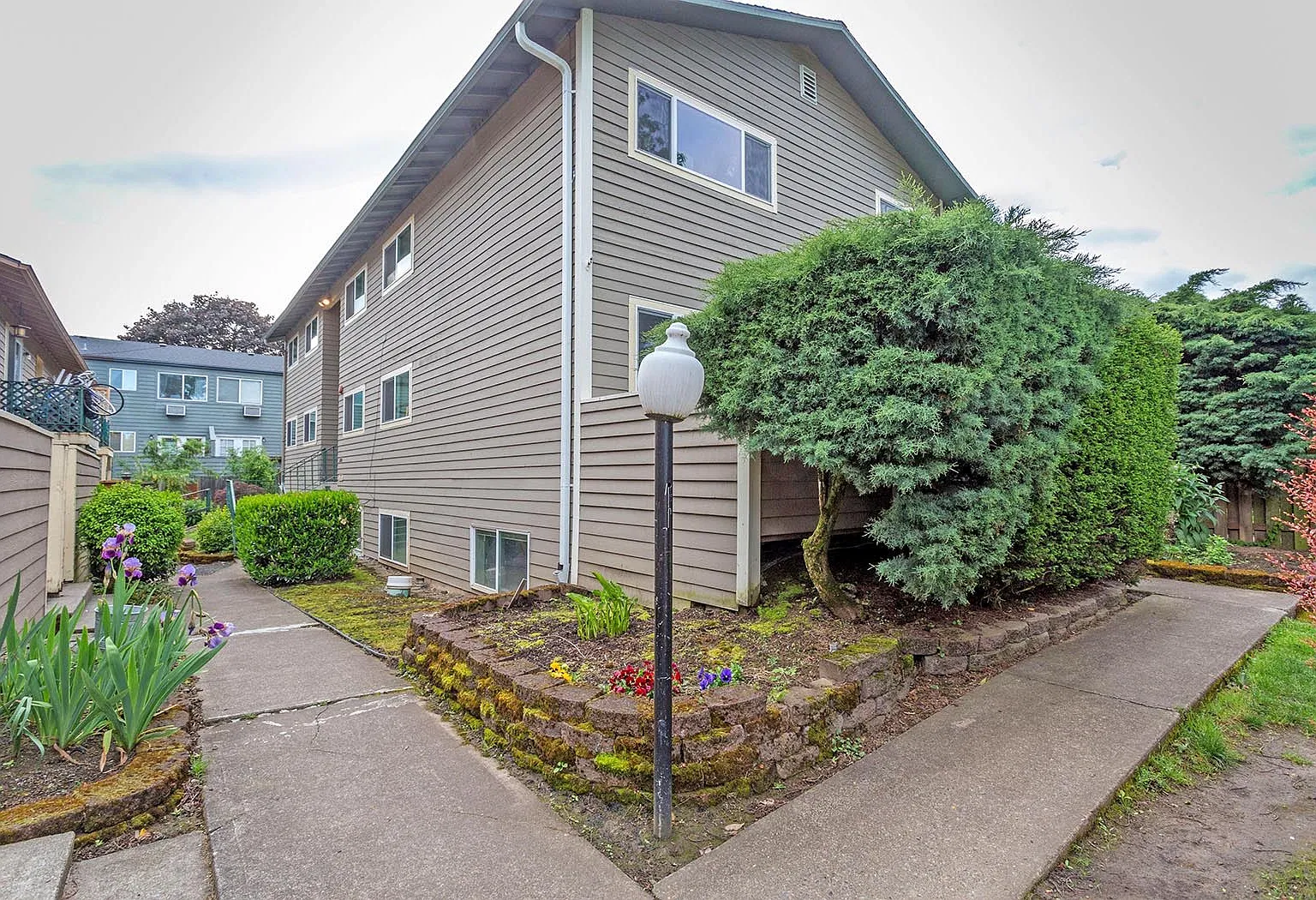 SE Francis St, Portland — Photo 2
