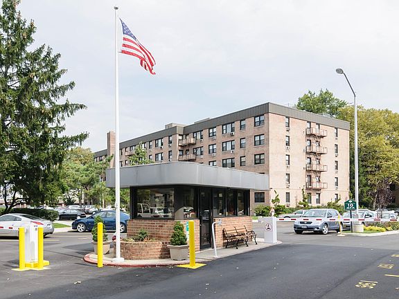 2nd image of 5 Birchwood Ct APT 1A