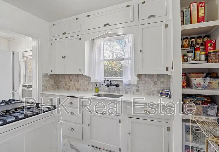 1915 Clover Ln — Photo 7