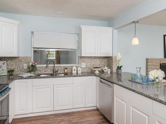 4th image of 217 N Plumosa St