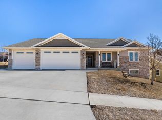 6524 N Dorchester Ln, Dubuque, IA 52003