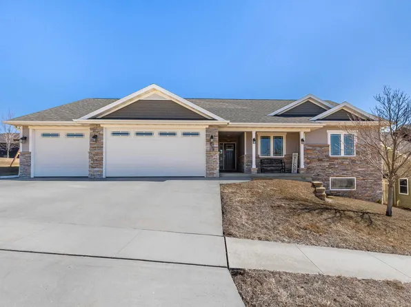 6524 N Dorchester Ln, Dubuque, IA 52003