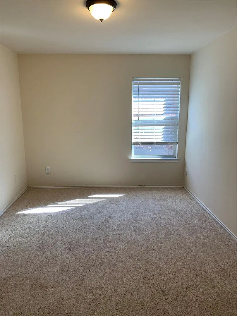 1417 Sleepy Hollow — Photo 3