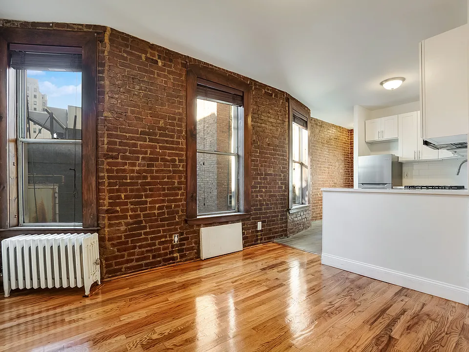 364 W 51st St #4W