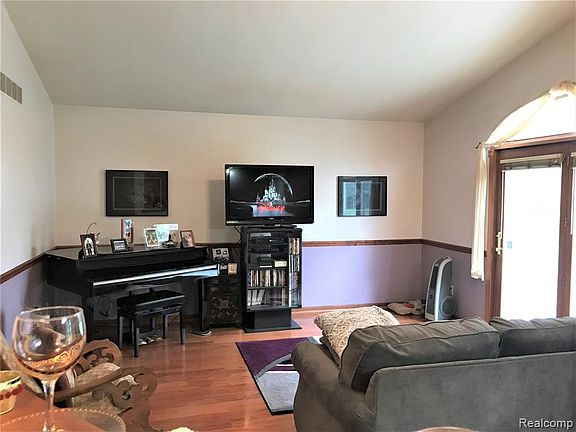 2nd image of 11631 Hawthorne Glen Dr