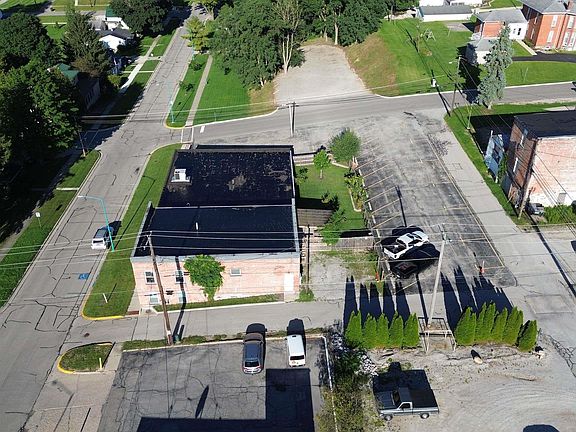 3rd image of 111 W Hazel St