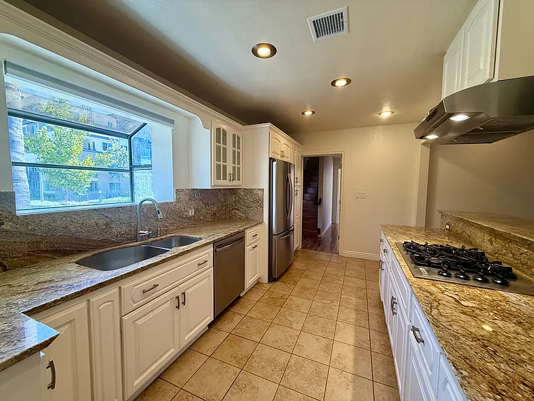 6205 Gentry Ave — Photo 7