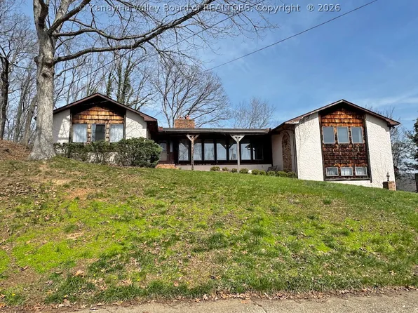 5320 Glow Dr, Cross Lanes, WV 25313