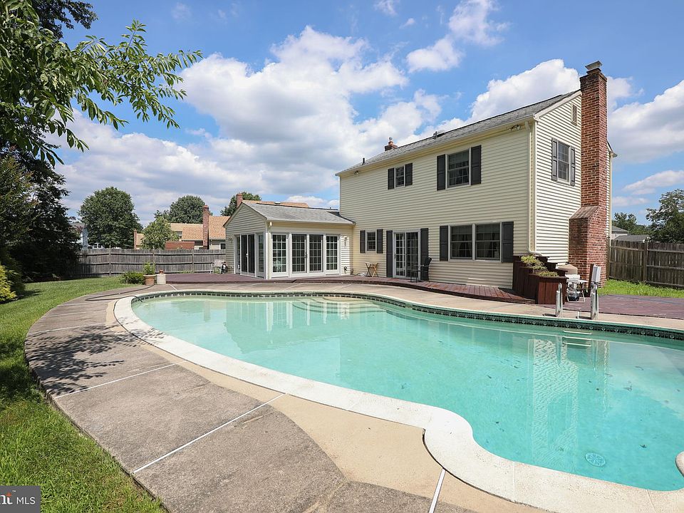 1st image of 1 Roslyn Ct