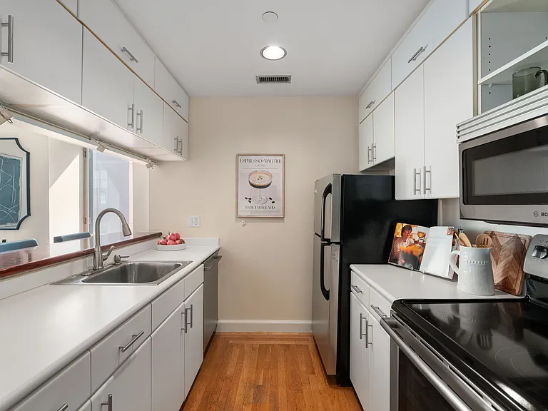 2 Clarendon St #302 — Photo 14