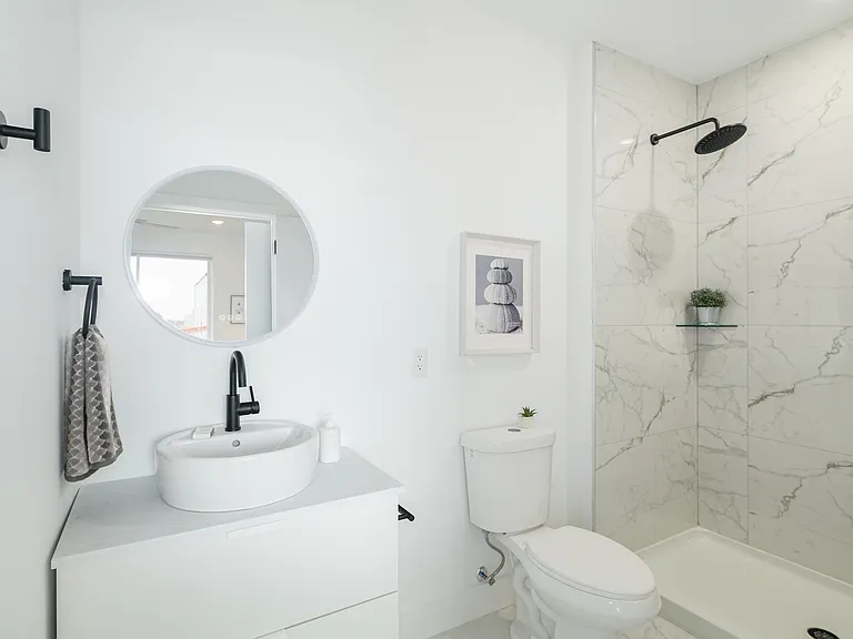 2621 W Oxford St #401 — Photo 1
