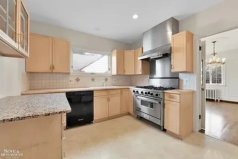 3 bed, 1.5 bath, 2600 sqft, $2,145 — Photo 4