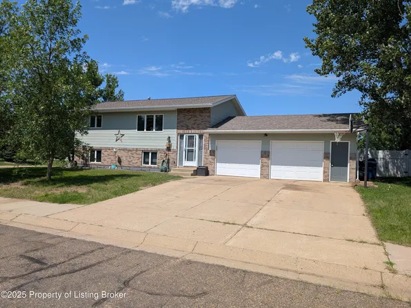 427 7th St SE, Dickinson, ND 58601