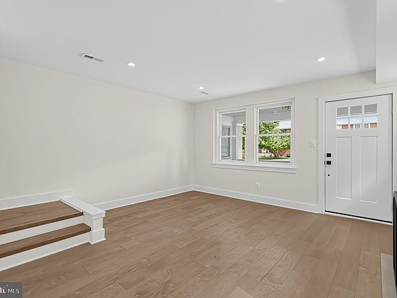 5th image of 341 W 11th Ave