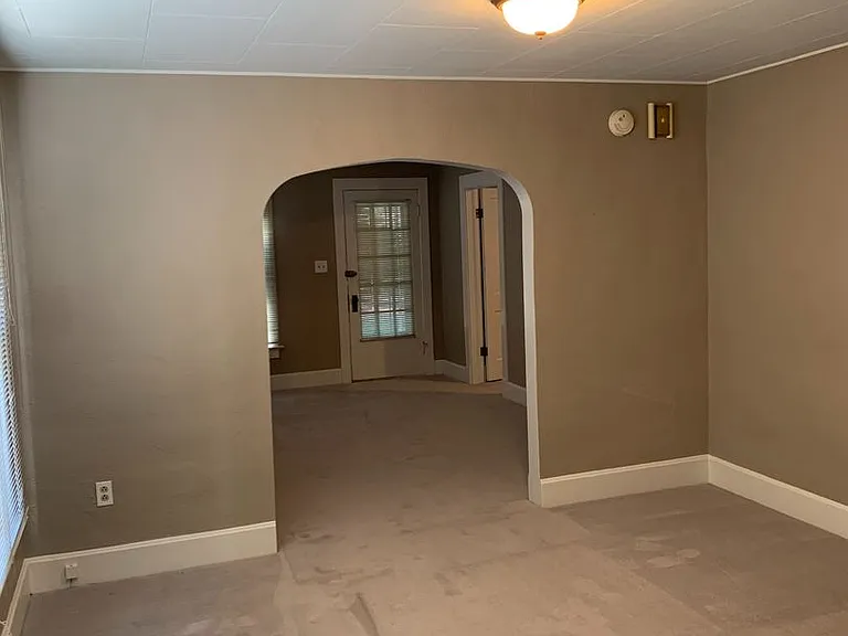 330 E Plum St — Photo 7