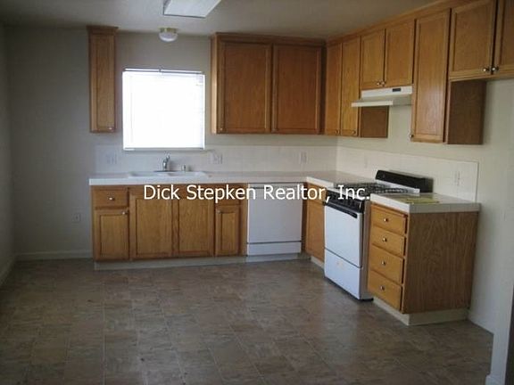 3rd image of 652 W Worth St