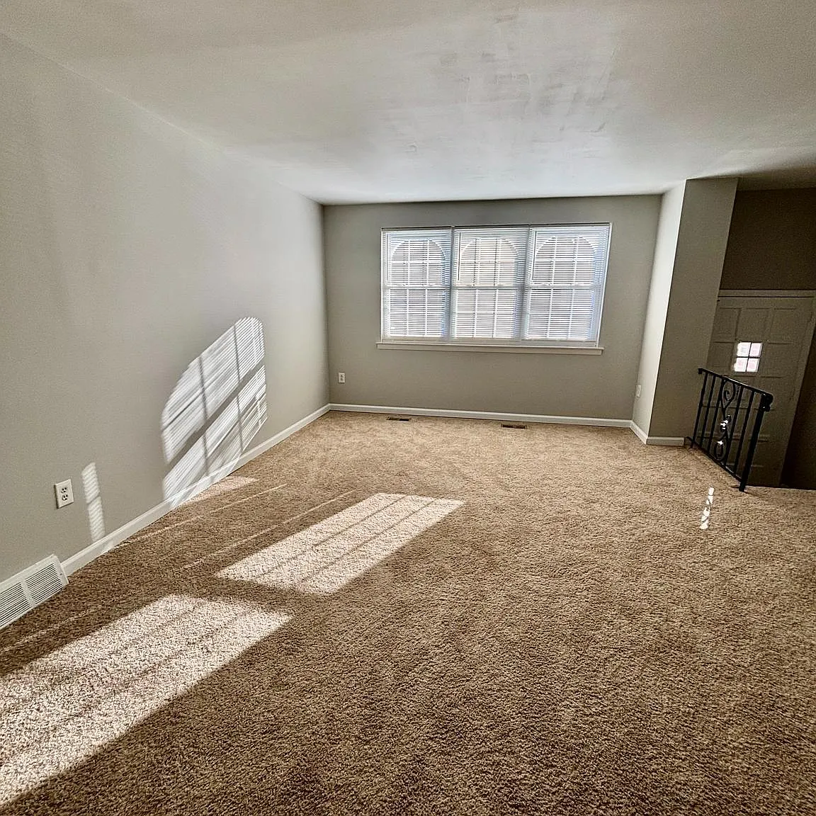3 bed, 2.5 bath, 1404 sqft, $2,100 — Photo 3