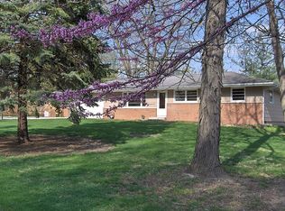 704 Colony Grv, Mahomet, IL 61853