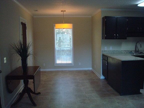 4th image of 2005 Essex Dr