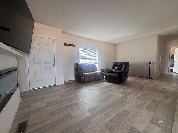 3rd image of 3028 Hummingbird St