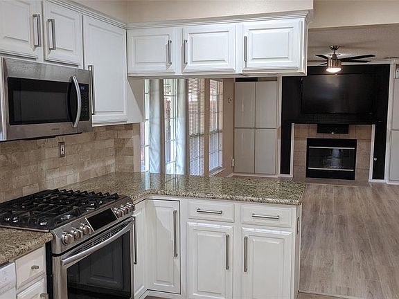4th image of 2721 Laurel Hill Dr