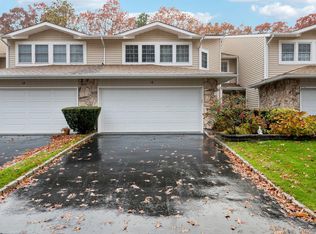 16 Hampshire Court, Holbrook, NY 11741