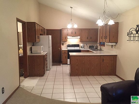 2nd image of 709 Meadow Ln