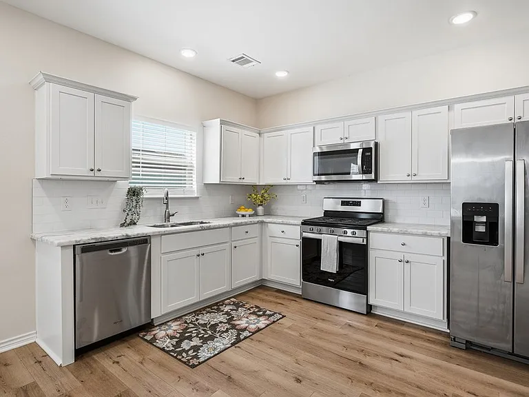 124 Lavaca Cir — Photo 12