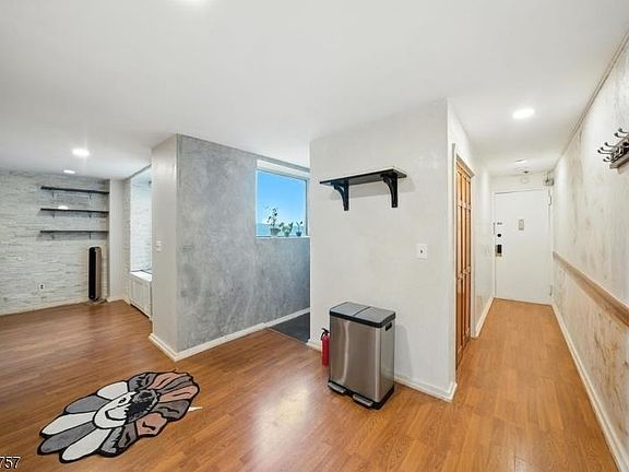 5th image of 50 Glenwood Ave APT 702