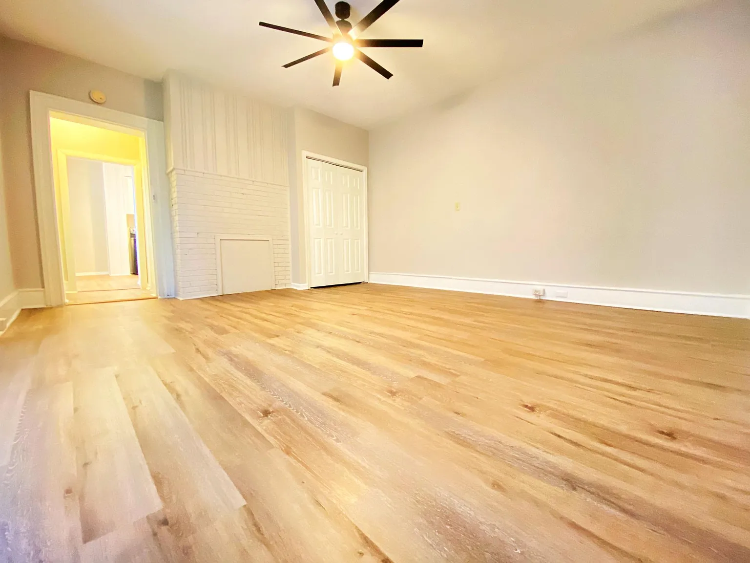 Studio, 300 sqft, $975 — Photo 1