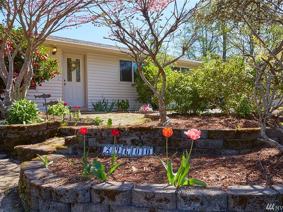 Front walkway!  So darling! 