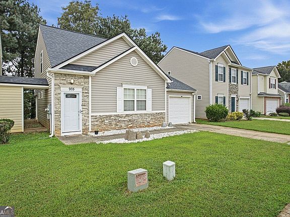 2nd image of 935 Lakeside Cir