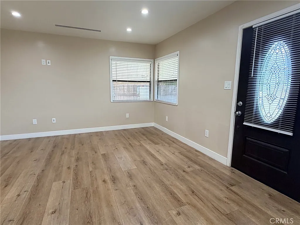 3 bed, 928 sqft, $3,700 — Photo 3