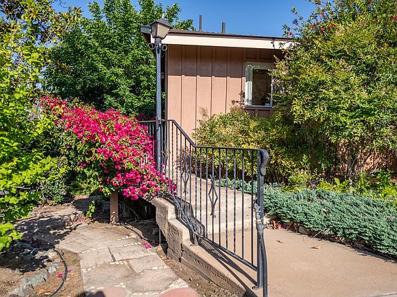 4th image of 1341 Hillcrest Dr