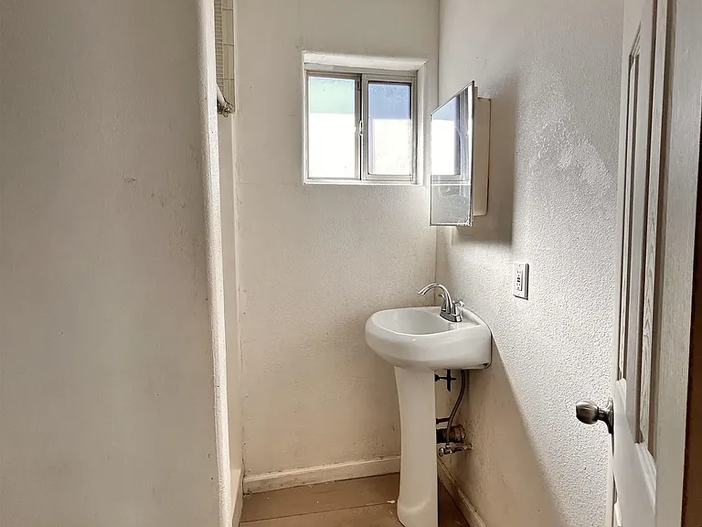 209 E Orange Ave — Photo 8