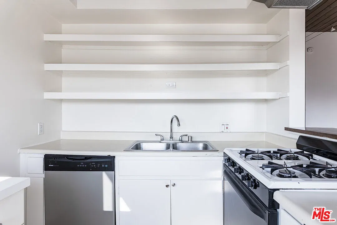3 bed, 1.5 bath, $5,495 — Photo 3