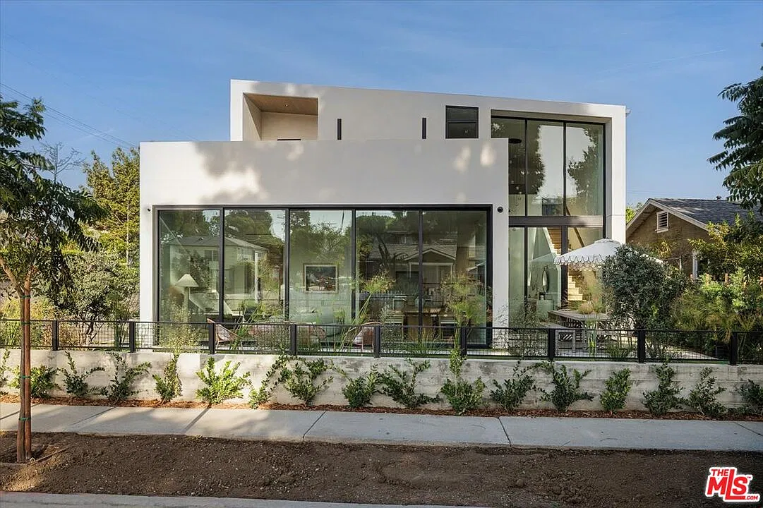 3 bed, 3.5 bath, 2000 sqft, $12,000 — Photo 1