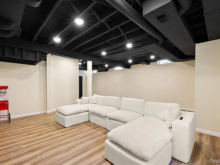 1109 Bennaville Ave — Photo 37