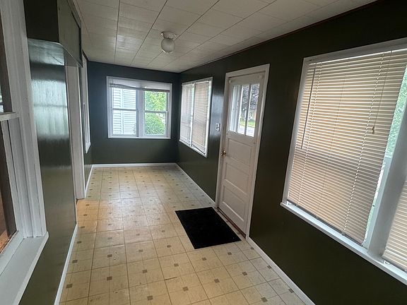 4th image of 709 Main St E