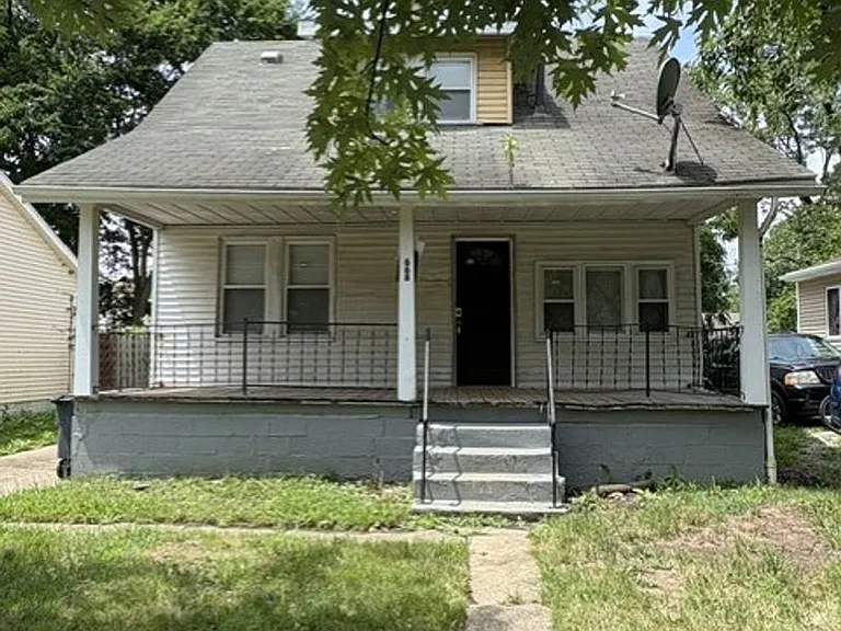 668 Roscoe Ave — Photo 1