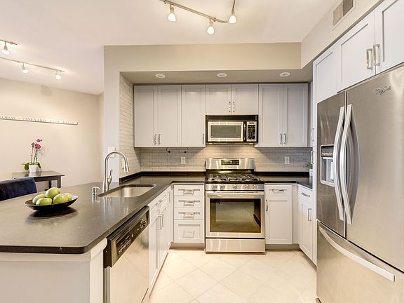 3rd image of 1021 N Garfield St APT 817