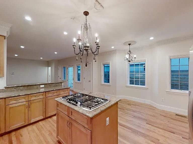 545 Monroe St — Photo 12
