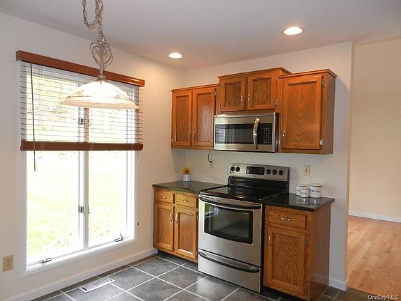 2nd image of 40 Maple Hill Dr