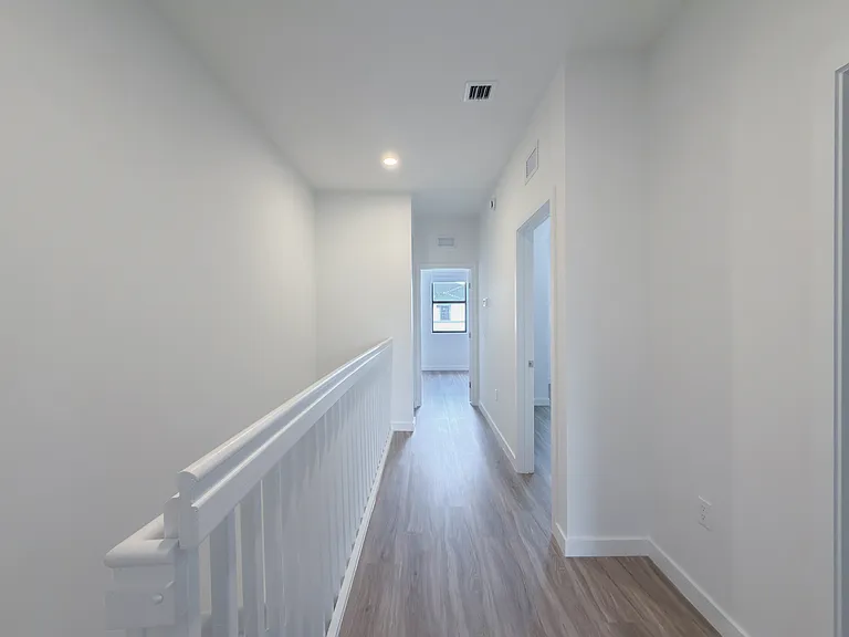 122 NW 10th Pl — Photo 8